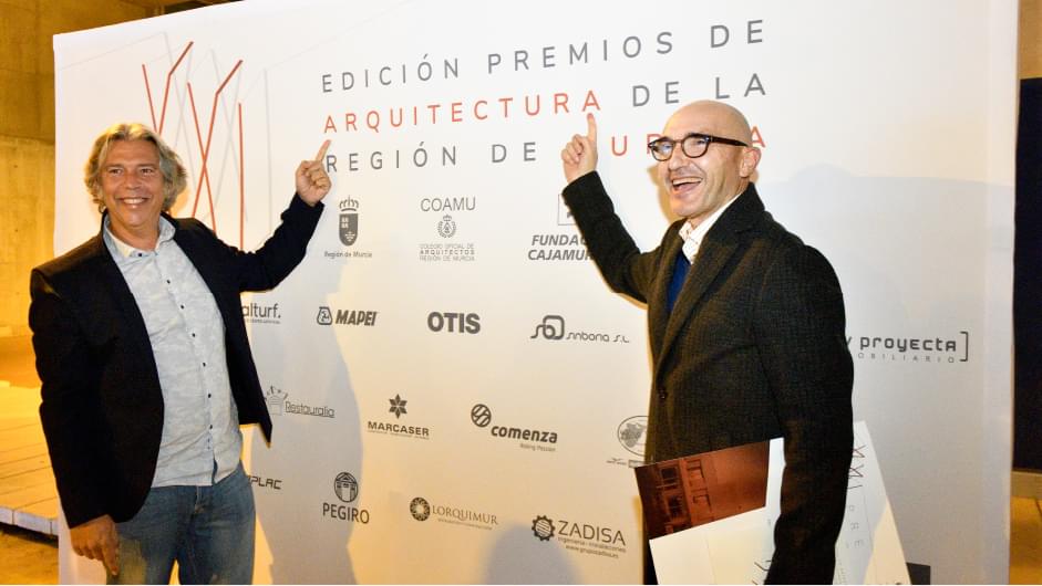 Asistentes a los Premios de Arquitectura de la Región de Murcia 2021 en el photocall diseñado por Ideade Creativos