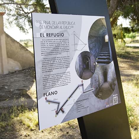 Imagen de la infografía ya instalada en el atril en la que se explica la historia del refugio anti-aéreo de El Fondó