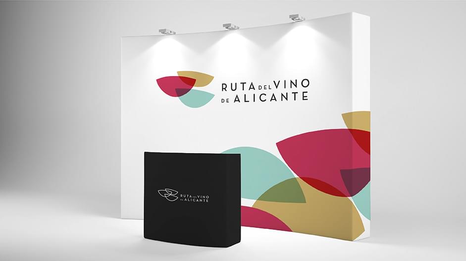 Stand de la marca de la Ruta del Vino de Alicante, trabajo de rebranding de IDEADE Creativos