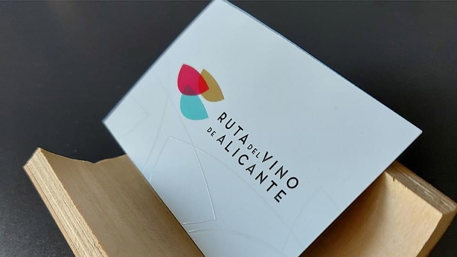 Tarjeta de visita de la Ruta del Vino de Alicante, trabajo de rebranding de IDEADE Creativos