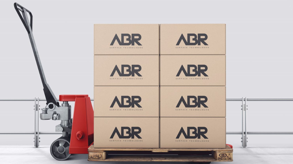 Cajas con el nuevo logotipo de Abrasivos Alicante: ABR Surfaces Technologies, proyecto de IDEADE de rediseño de identidad corporativa