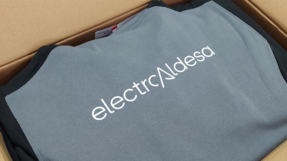 Aplicación del nuevo diseño de logo de Electroaldesa en uniforme corporativo