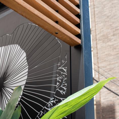 detalle de vegetación, hierro y madera en diseño de terraza para restaurante Meson de la Costa realizado por Ideade Creativos