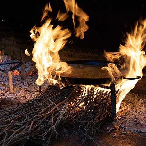 paella cocinada al fuego en fotografia para diseño web para restaurante elías en alicante realizada por ideade creativos