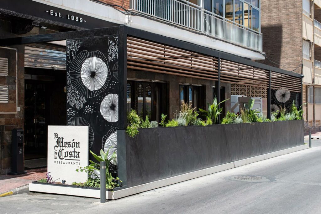 Imagen de la nueva terraza de diseño del restaurante Mesón de la Costa