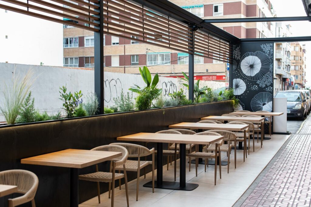 Mesas de la nueva terraza del restaurante El Mesón de la Costa
