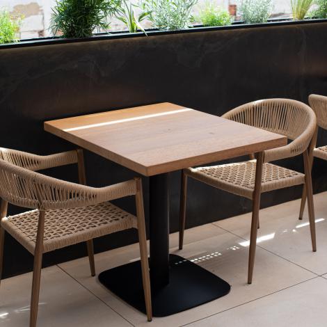 fotografía detalle de las mesas del diseño de terraza para restaurante Meson de la Costa realizado por Ideade Creativos