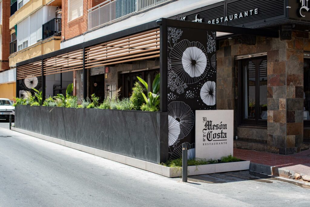 Imagen de la nueva terraza de diseño del restaurante El Mesón de la Costa