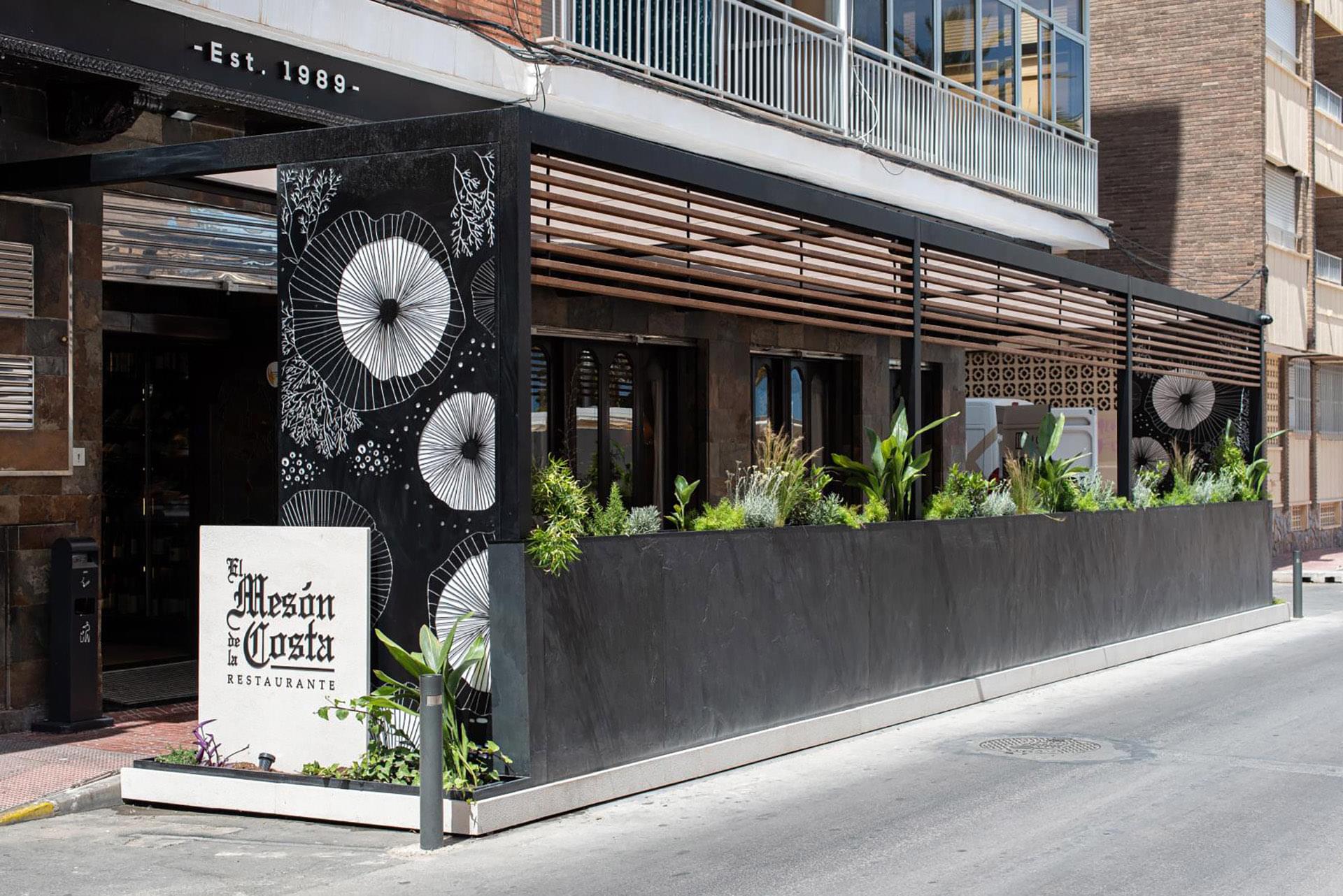 vista lateral del resultado del diseño de terraza para restaurante Meson de la Costa realizado por Ideade Creativos