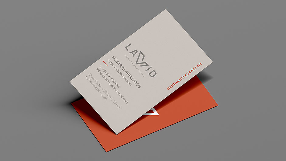Muestra de tarjetas de visita del diseño de identidad corporativa para empresa de construcción La Vid Construcciones