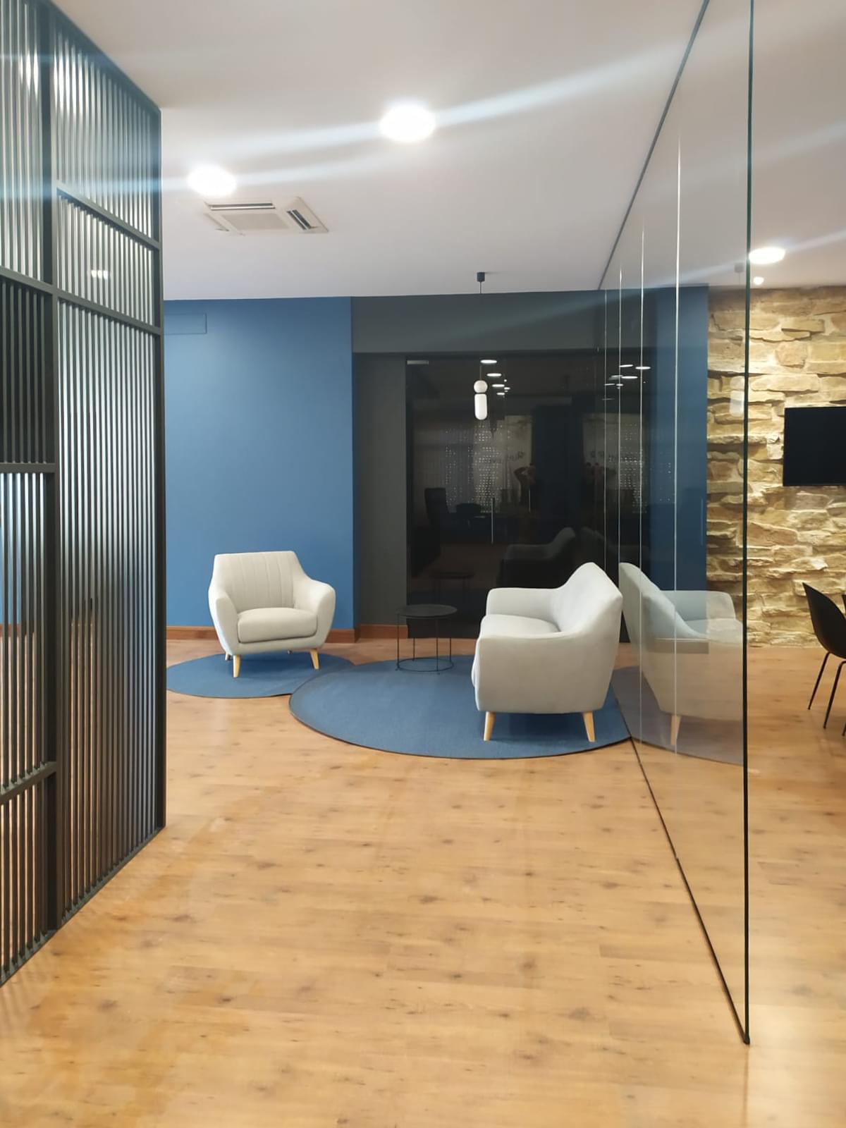 descansillo del proyecto de diseño de interiorismo de oficinas en Zaragoza, para la empresa de reciclaje Unilevel