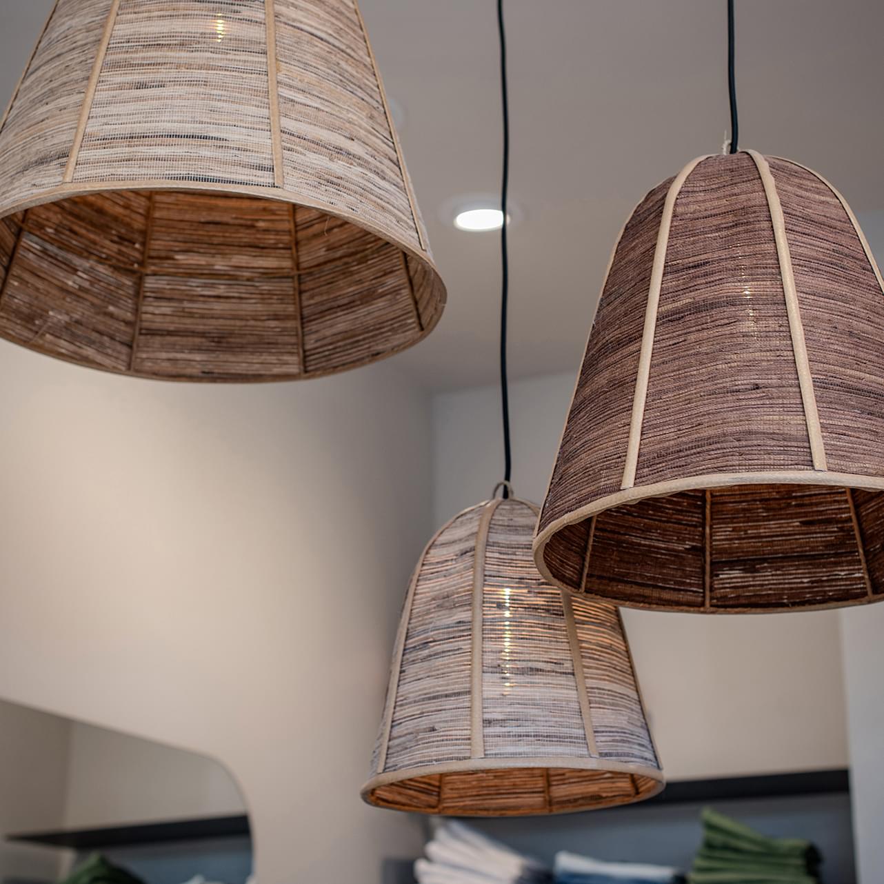 detalle de las lámparas del proyecto de interiorismo comercial de Calé Moda