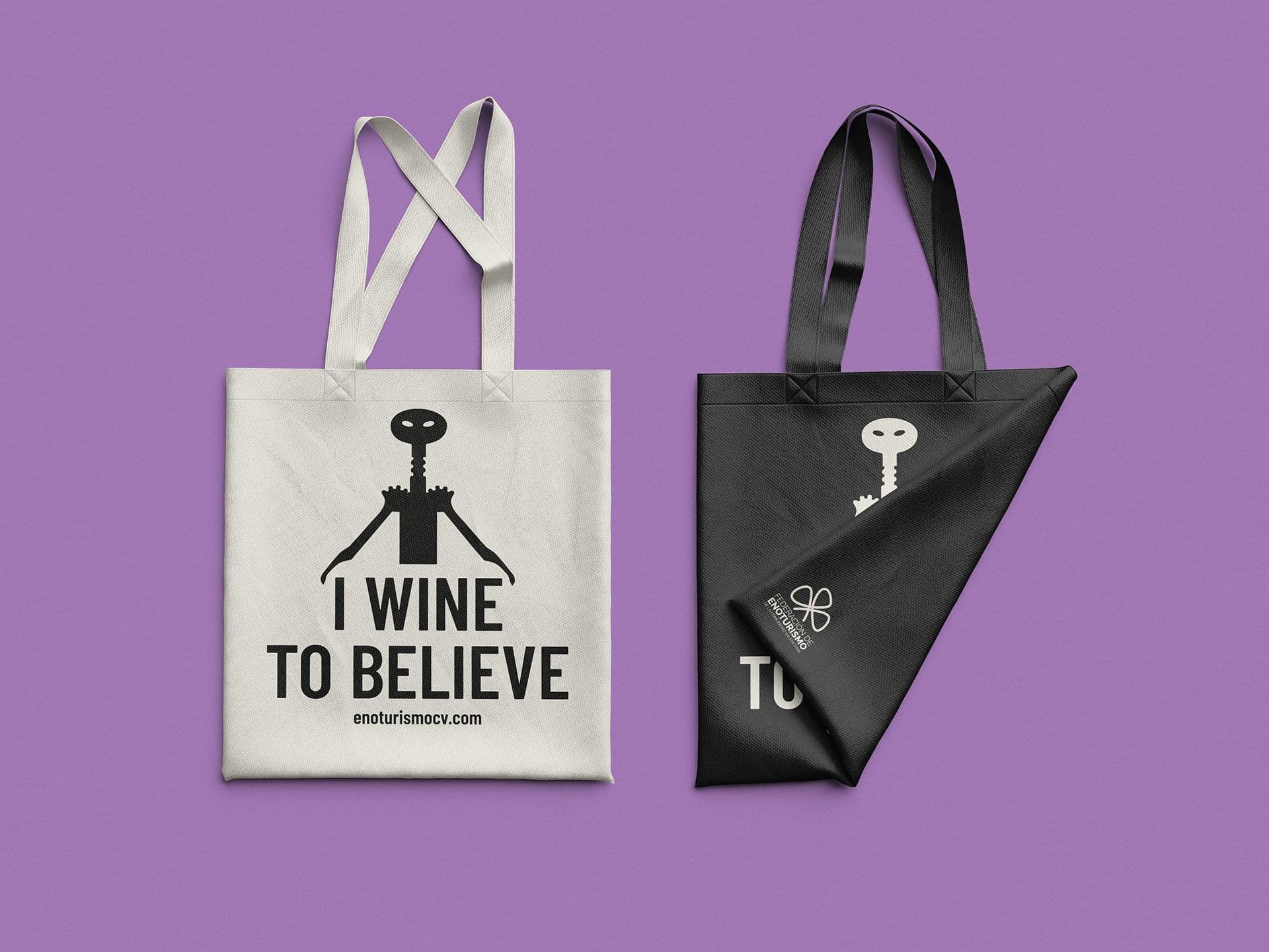 tote bags del dossier está lleno de ilustraciones que hacen referencia a esta civilización alienígena experta en todo lo que rodea al vino: la nave nodriza que abduce al enoturista con ganas de disfrutar de las actividades vinculadas al producto vinícola, las naves que se dedican a la vendimia desde el cielo, expedientes secretos de la Wine Academy creados para enseñar la cultura del vino, los simpáticos anfitriones extraterrestres en forma de sacacorchos, las antenas satelitales para explorar el espacio que a la vez son copas de vino, así como elementos relacionados con las actividades y la gastronomía como barriles, copas, botellas de vino, etc. Son divertidas ilustraciones que, a través de este mundo fantástico, representan las vivencias enoturistas maravillosas que le esperan al visitante en la Comunidad Valenciana este 2024-2025.