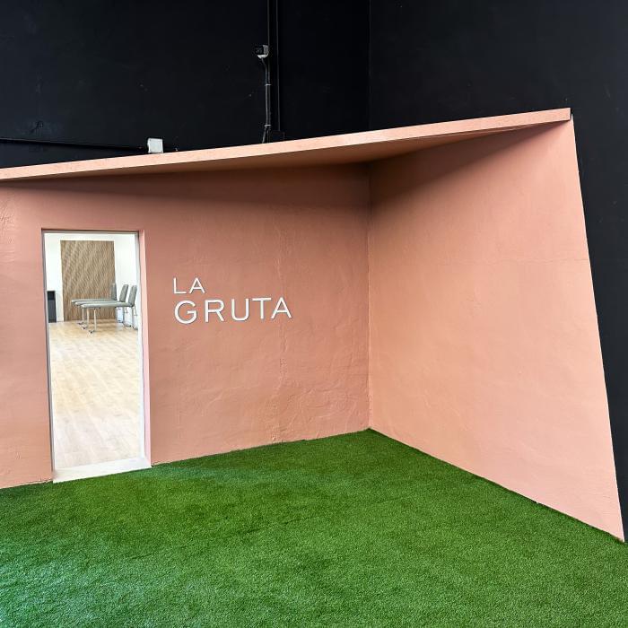 entrada a la gruta del proyecto de Creación de marca y diseño de interiores para gimnasio de CrossFit